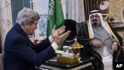 Menteri Luar Negeri AS John Kerry dan Raja Arab Saudi, Abdullah, dalam sebuah pertemuan Januari 2014. 