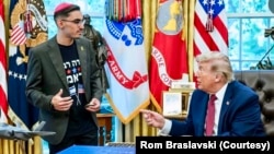 美国总统唐纳德·特朗普在白宫会见以色列前人质罗姆·布拉斯拉夫斯基。（2026年6月9日）