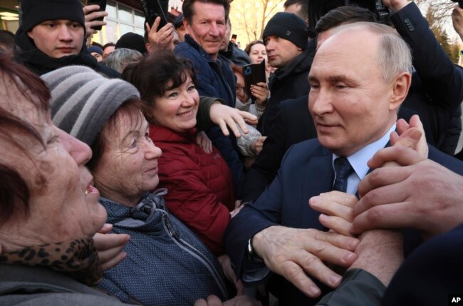 Presiden Rusia Vladimir Putin bertemu dengan warga usai kunjungan ke kompleks rumah kaca Solnechniy Dar di luar Stavropol, Rusia, pada 5 Maret 2024. (Foto: via AP)