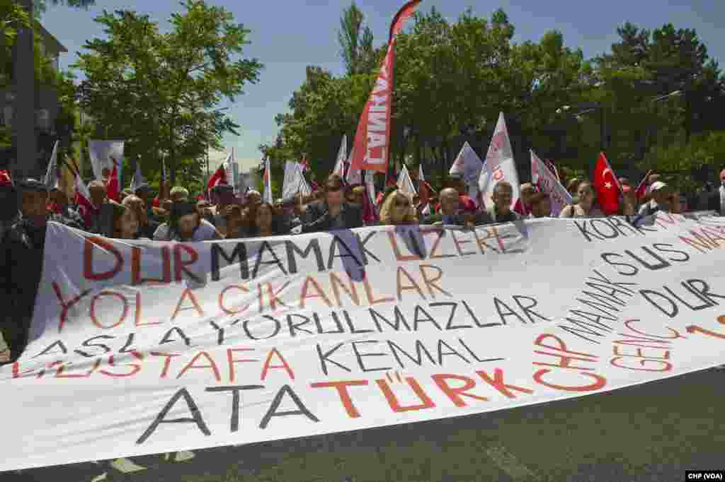 Kemal Kılıçdaroğlu gençlerle Anıtkabir'e yürüdü.