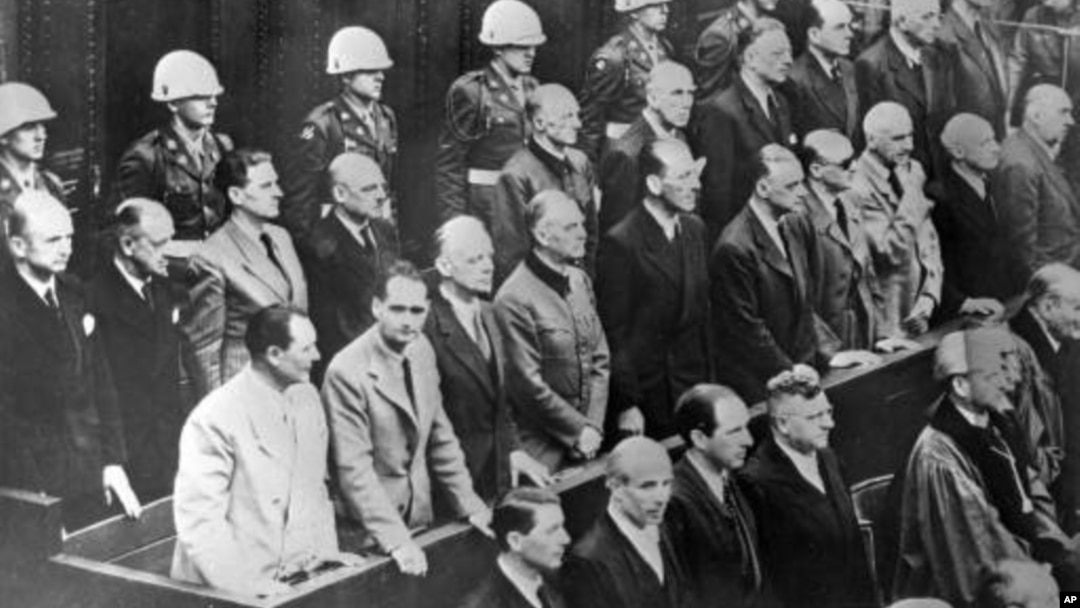 Нюрнбергский международный военный уголовный трибунал. 1946 г. На скамье подсудимых (слева в переднем ряду) Герман Геринг, Рудольф Гесс, Иоахим Иоахим фон Риббентроп, Вильгельм Кейтел, Эрнст Кальтенбруннер, Альфред Розенберг, Ганс Франк, Вильгельм Фрик, Юлиус Штрайхер, Уолтер Функ