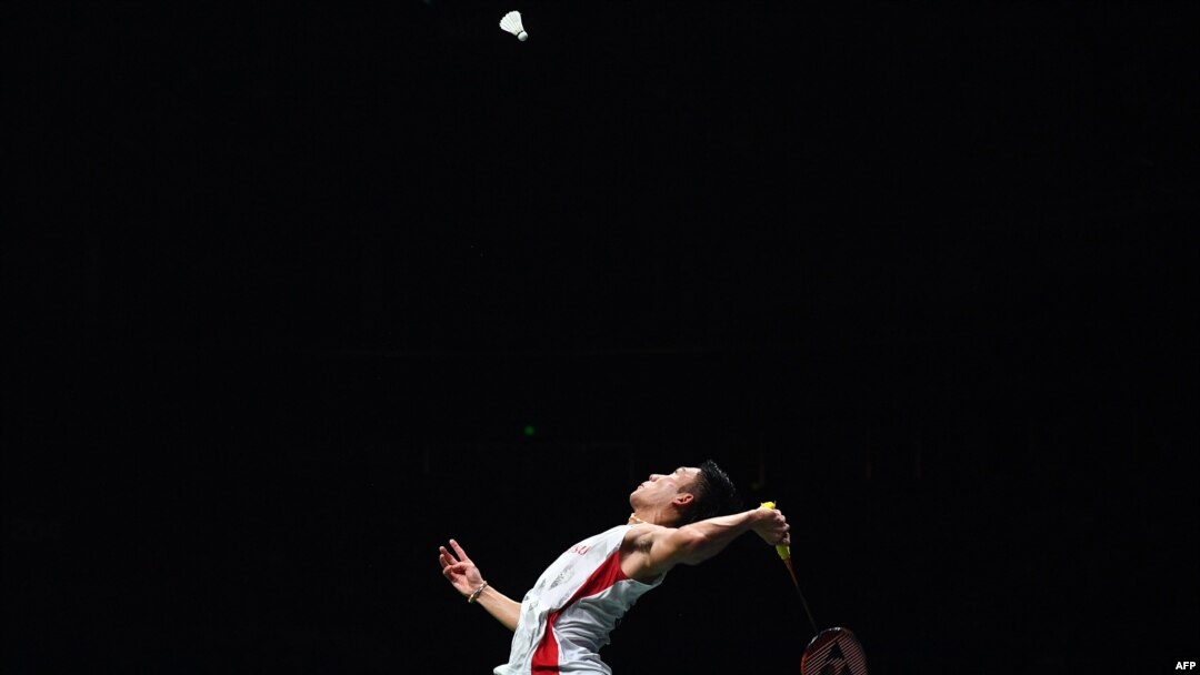 Kento Momota dari Jepang saat berlaga melawan Shi Yuqi dari China dalam laga tunggal putra turnamen bulu tangkis World Championship di Nanjing, Provinsi Jiangsu, China, 5 Agustus 2018.
