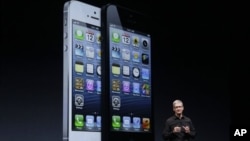 CEO Apple, Tim Cook mengumumkan produk ponsel pintar terbaru iPhone 5 di San Francisco, Rabu (12/9). 