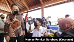 Wali Kota Surabaya Eri Cahyadi, saat meninjau pelaksanaan vaksinasi bagi siswa SMA di Surabaya. (Foto: Courtesy/Humas Pemkot Surabaya)