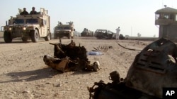 Lực lượng an ninh Afghanistan tại hiện trường sau một vụ tấn công tự sát. Phiến quân Taliban thường dùng những vụ nổ bom ven đường để tấn công các lực lượng chính phủ.