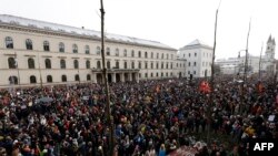 Ribuan warga ikut serta dalam demonstrasi menentang rasisme dan politik sayap kanan di kota Munich, Jerman selatan pada 21 Januari 2024.