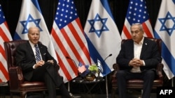 ARCHIVO - El presidente Joe Biden, a la izquierda, con el primer ministro de Israel, Benjamin Netanyahu, mientras se une a una reunión del gabinete de guerra israelí en Tel Aviv el 18 de octubre de 2023.