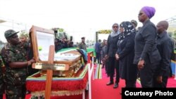 Rais wa Tanzania Samia Suluhu Hassan akiuaga mwili wa hayati John Pombe Magufuli. Picha na Ikulu.