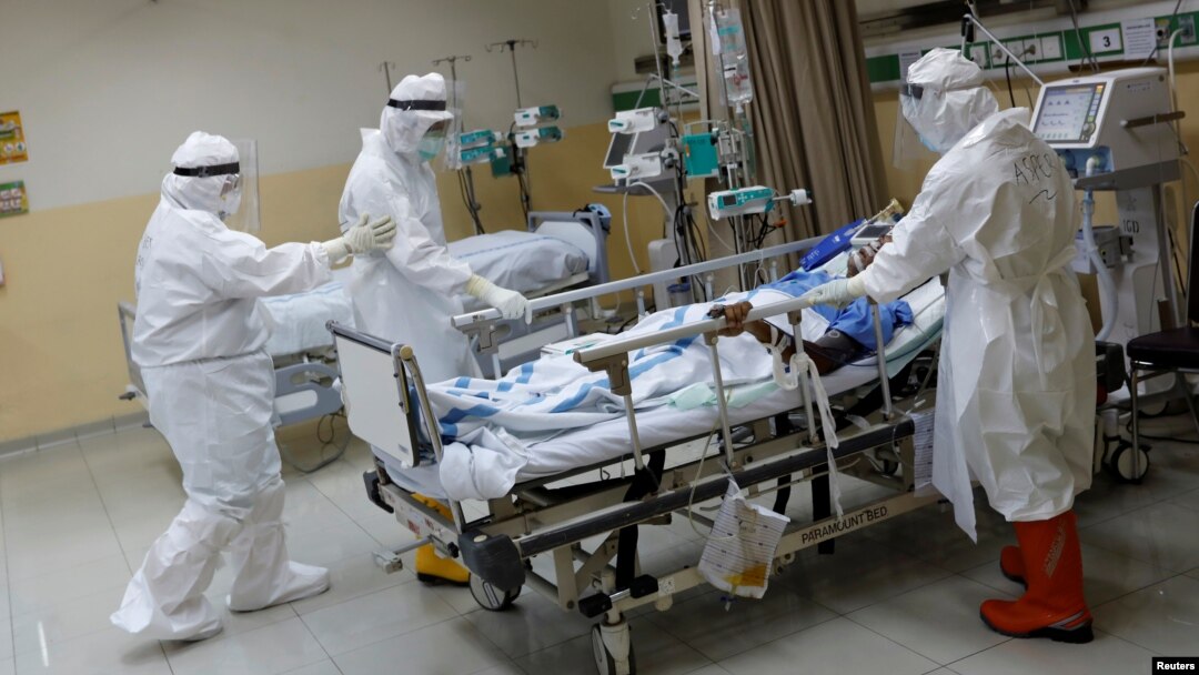Para petugas medis mengenakan baju pelindung bersiap memindahkan pasien ke ruang bedah, dari Unit Perawatan Intensif untuk pasien Covid-19, di Rumah Sakit Persahabatan di Jakarta, 13 Mei 2020.(Foto: Reuters)