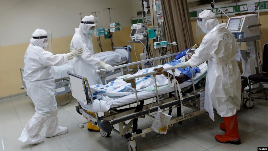 Para petugas medis mengenakan baju pelindung bersiap memindahkan pasien ke ruang bedah, dari Unit Perawatan Intensif untuk pasien Covid-19, di Rumah Sakit Persahabatan di Jakarta, 13 Mei 2020.(Foto: Reuters)