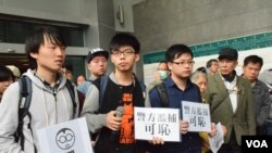 學民思潮召集人黃之鋒(左二)等多名成員及社運人士，到法院聲援被捕的學民成員林淳軒。(美國之音湯惠芸)