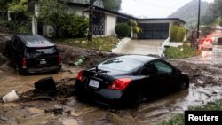 Hujan deras yang mengguyur wilayah Studio City, California, menyebabkan aliran lumpur pada 5 Februari 2024. (Foto: Reuters/Aude Guerrucci)