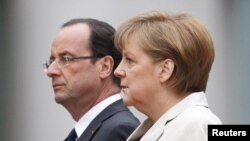 Tras la reunión con Merkel, Hollande viajó de regreso a París. 