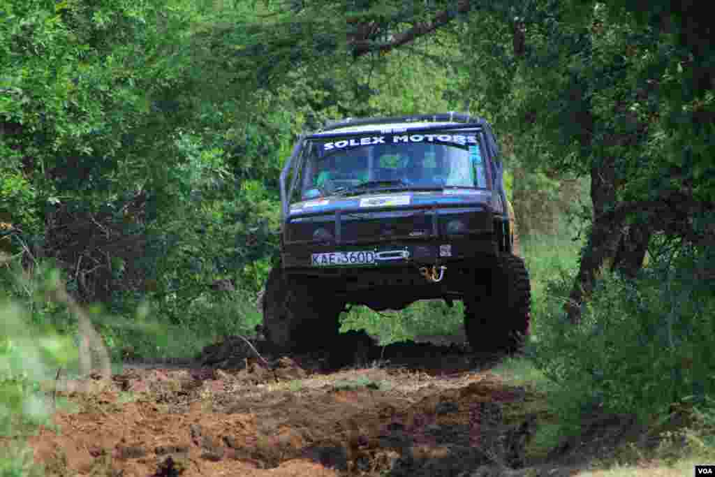 A car traverses the muddy road in the Rhino Charge in Narok county, Kenya, May 30, 2016. Every team must raise a minimum of about $10,000 to participate. This year, Rhino Ark raised a record-breaking amount of close to $1.4 million for conservation efforts, as well as about $44,000 for the local community. Winners do not receive prize money. (J. Craig/VOA) &nbsp;