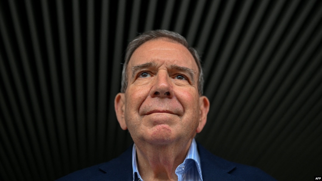 ARCHIVO - El candidato presidencial de la oposición venezolana por el partido Plataforma Unitaria Democrática, Edmundo González Urrutia, asiste a una reunión con trabajadores de la salud en Caracas el 18 de junio de 2024.