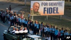 Le cortège funèbre du défunt dirigeant cubain Fidel Castro effectue son dernier voyage vers le cimetière de Santa Ifigenia à Santiago, Cuba dimanche 4 décembre 2016. 