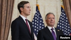 资料照片：库什纳(左)与和平任务特使维特科夫(右)正在聆听副总统万斯在会见巴基斯坦和伊朗代表后举行的新闻发布会上发言。(2026年4月12日)