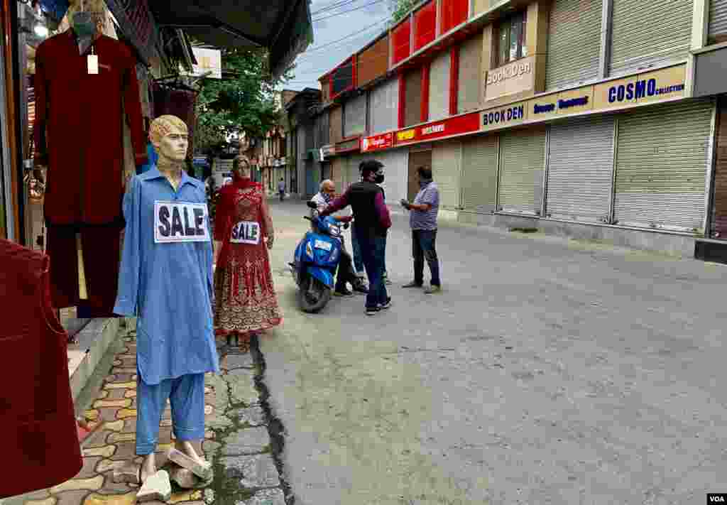 پبلک ٹرانسپورٹ کو بھی پچاس فی صد گنجائش کے ساتھ چلانے کی اجازت دی گئی ہے۔