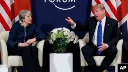 Durante su visita a Reino Unido no se espera que el presidente Donald Trump, derecha, se reúna con la Reina Isabel u otros miembros de la familia real.