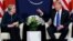 川普总统在2018年1月的达沃斯经济论坛期间与英国首相特蕾莎.梅会谈