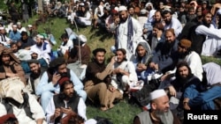 Newly freed Taliban prisoners are seen gathered at Pul-i-Charkhi prison, in Kabul, Afghanistan, May 26, 2020. 
