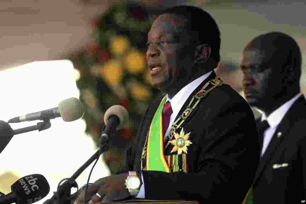 UMongameli Emmerson Mnangagwa ukhuluma labantu enkhundleni yeNational Sports Stadium eHarare.