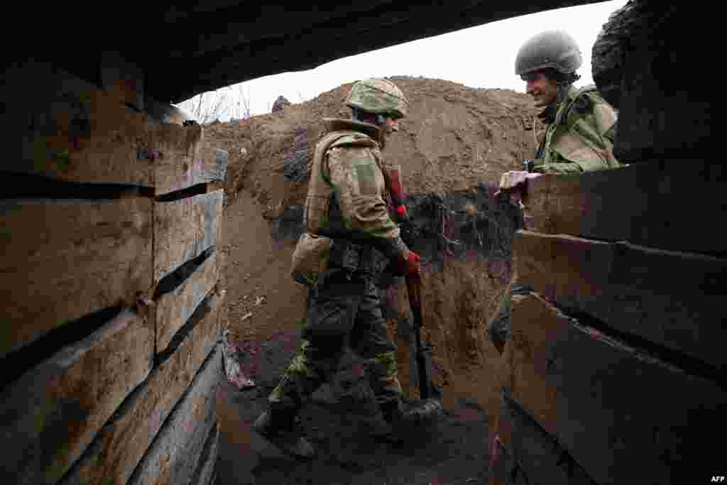 우크라이나 군인이 루간스크 지역 졸로테 마을 참호에서 러시아군 지원을 받는 분리주의반군과의 무력 충돌에 대비하고 있다. 