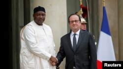 Le président François Hollande et son homologue Adama Barrow à l'Elysée, à Paris, France, le 15 mars 2017.