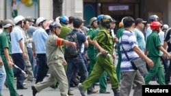 Polisi Vietnam di Ho Chi Minh berusaha mencegah perusakan oleh massa dalam demo anti China (foto: dok).