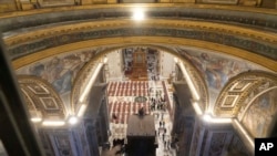 Una vista de la basílica de San Pedro durante la presentación previa a la prensa de la exposición 'Petros eni', que forma parte del proyecto "Basílica de San Pedro: experiencia mejorada con IA" en el Vaticano, el sábado 9 de noviembre de 2024. AP