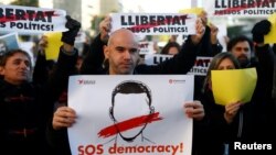 Civil servants shout pro-independence slogans during the protest asking for the release of leaders currently jailed in Barcelona, Spain Dec. 4, 2017. 