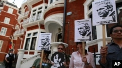 Manifestantes protestan frente a la embajada ecuatoriana en Londres, donde el fundador de WikiLeaks, Julian Assange, solicitó asilo.