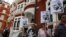 Manifestantes protestan frente a la embajada ecuatoriana en Londres, donde el fundador de WikiLeaks, Julian Assange, solicitó asilo.