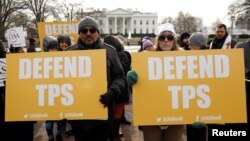 Manifestantes protestan el anuncio de terminación del TPS para los salvadoreños frente a la Casa Blanca.