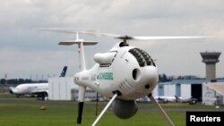 မှတ်တမ်းဓာတ်ပုံ - Schiebel ရဲ့ Camcopter ကို ၄၈ ကြိမ်မြောက် ပါရီ Air Show မှာ တွေ့ရစဉ်။ ( ဇွန်လ ၁၈, ၂၀၀၉ -REUTERS/Pascal Rossignol (FRANCE TRANSPORT BUSINESS) 