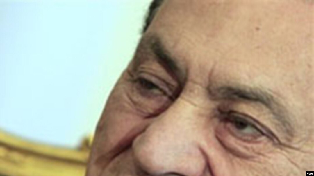 Mantan Presiden Mesir Hosni Mubarak, yang kini dirawat di rumah sakit di mana ia masih harus menjawab pertanyaan para penyidik.