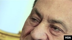 Mantan Presiden Mesir Hosni Mubarak, yang kini dirawat di rumah sakit di mana ia masih harus menjawab pertanyaan para penyidik.