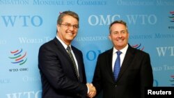 Dirjen WTO, Roberto Azevedo (kiri), dan Menteri Perdagangan Inggris Liam Fox sebelum pertemuan di Jeneva, Swiss (foto: dok). 