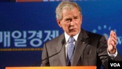 Organizadores del acto declinaron detallar cuánto pagaron al cuadragésimo tercer presidente de Estados Unidos por presentarse en el evento.