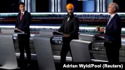 (de g. à dr.) Justin Trudeau, Jagmeet Singh et Erin O'Toole participent à un débat à Gatineau, au Canada, le 9 septembre 2021. 