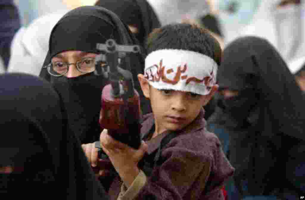 반미를 외치는 아프가니스탄 여성 시위대와 품에 안긴 소년 (2001년)