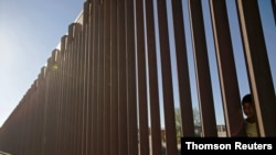 Meksika'ya ait Juarez kentini Texas'taki El Paso'dan ayıran sınır engeli
