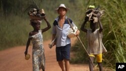 Des enfants vivant dans un village producteur de cacao près d'Oumé, en Côte d'Ivoire, le 30 juin 2005. (AP/Photo Schalk van Zuydam)