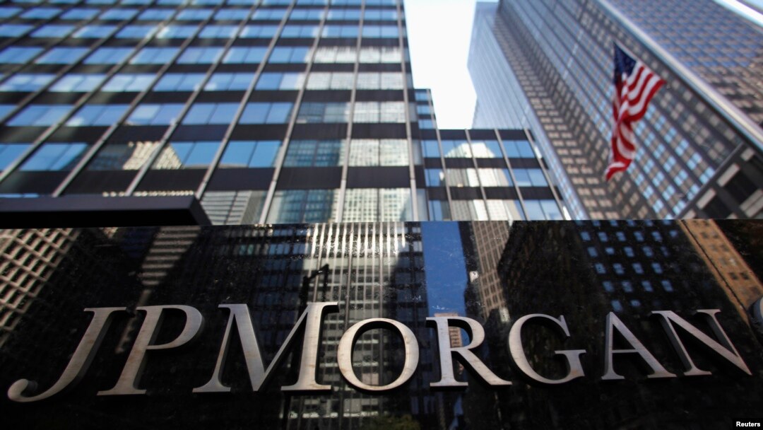 Logo JPMorgan Chase & Co di luar kantor pusat bank tersebut di kota New York. (Foto: Dok)