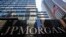 Logo JPMorgan Chase & Co di luar kantor pusat bank tersebut di kota New York. (Foto: Dok)