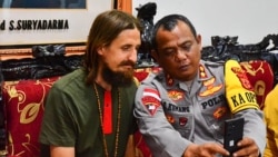 Pilot Selandia Baru Phillip Mehrtens (kiri), yang diculik OPM 1,5 tahun lalu telah dibebaskan. Ia dalam kondisi sehat. (Foto: Satgas Damai Cartenz/AFP)