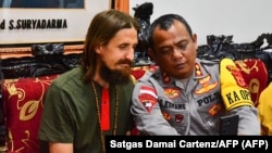 Pilot Selandia Baru Phillip Mehrtens (kiri), yang diculik OPM 1,5 tahun lalu telah dibebaskan. Ia dalam kondisi sehat. (Foto: Satgas Damai Cartenz/AFP)