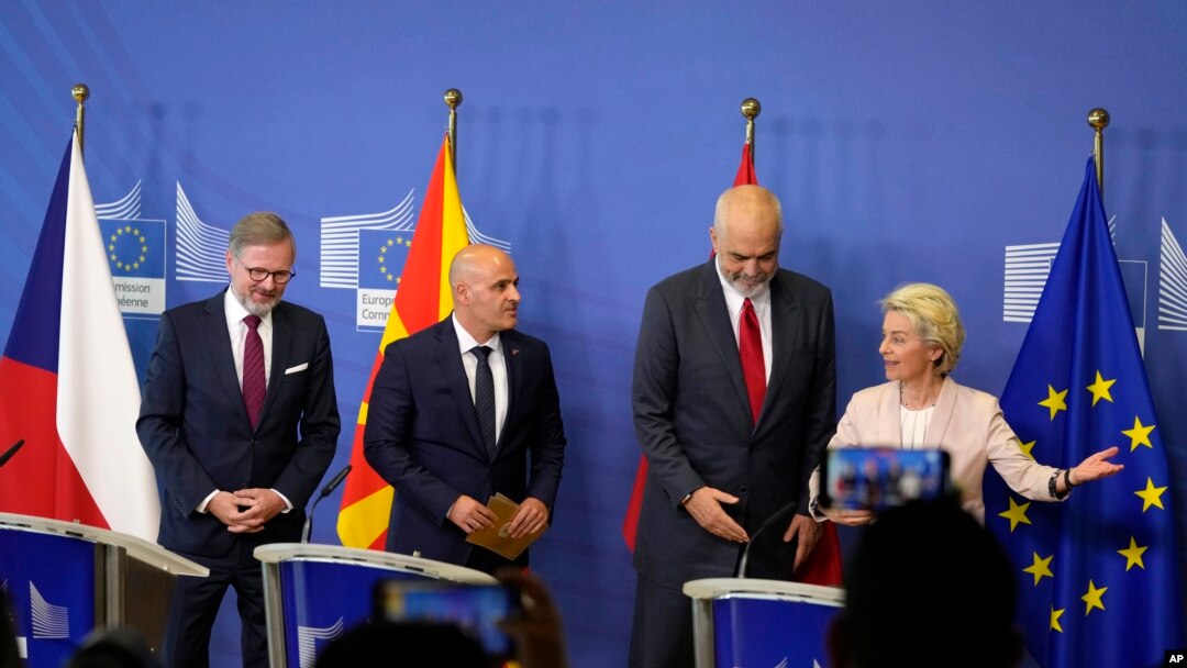Uhereye i buryo Komiseri w'umuryango w'Ubumwe bw'Ubulayi Ursula von der Leyen, Ministri w'Intebe wa Albaniya Edi Rama, Ministri w'Intebe wa Macedoniya y'amajyaruguru Dimitar Kovacevski na Ministri w'Intebe wa Repubulika ya Ceki Petr Fiala mu kiganiro n'abanyamakuru 19/7/2022
