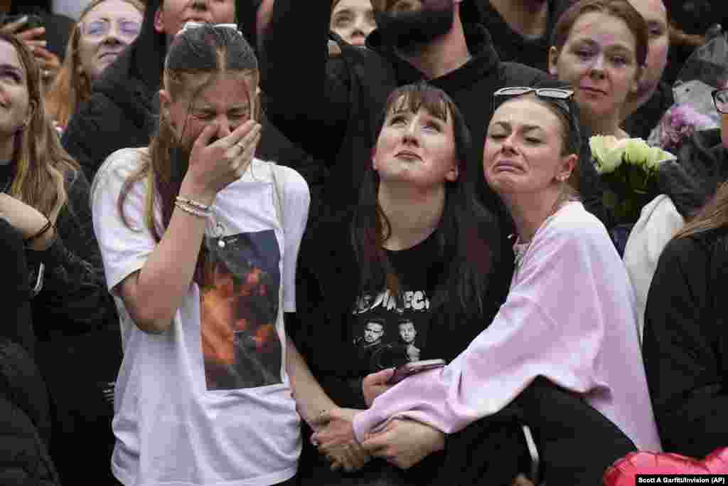 Fans react as they gather near the Peter Pan statue in Hyde Park, London, to pay tribute to late British singer Liam Payne, former member of the British pop band One Direction.