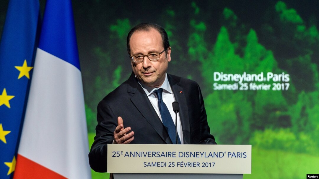 Presiden Perancis Francois Hollande berpidato dalam upacara yang menandai ulang tahun ke-25 Disneyland Paris Resort di Chessy, dekat Paris (25/2). (Reuters/Christophe Petit Tesson)